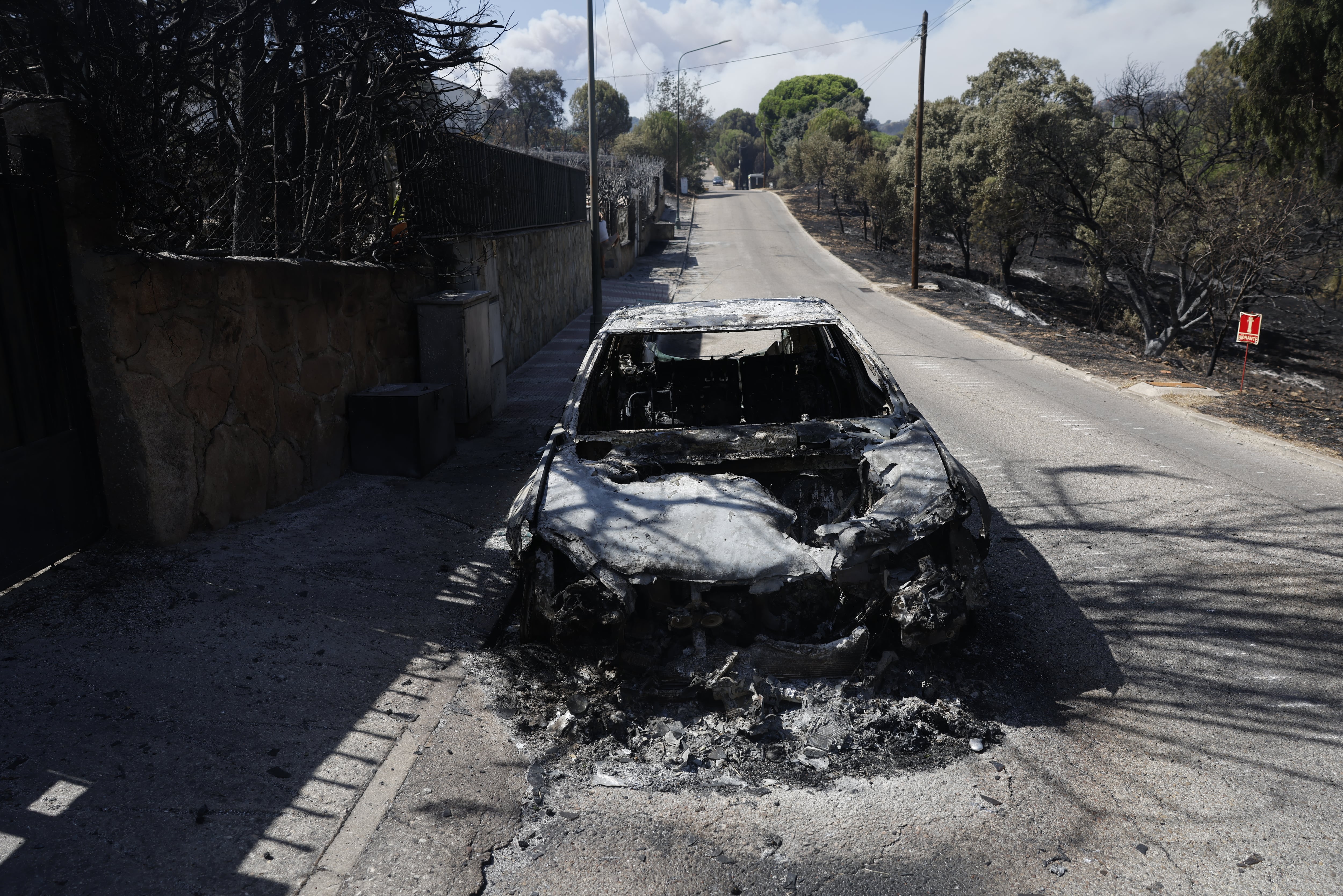 Un coche calcinado tras el incendio en Villa el Prado. 
