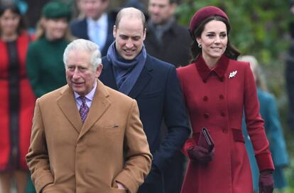 Carlos de Inglaterra, con los duques de Cambridge, el día de Navidad.