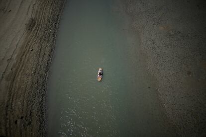 Un barco de remo atravesaba el martes una porción seca del desfiladero de Verdon, en el sur de Francia. 