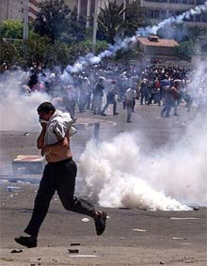 <font size="2"><b>La policía argelina disuelve a tiros una masiva manifestación</font></b><br>(REUTERS)