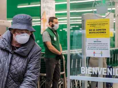 Una mujer con mascarilla a las puertas de un Mercadona, este lunes, en Valencia.