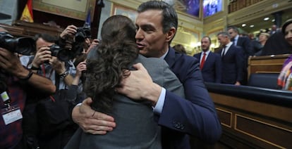Pedro Sánchez abraza a Pablo Iglesias tras el debate de investidura.