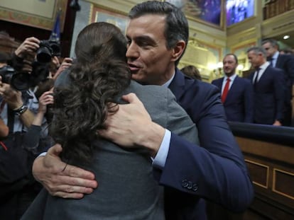 Pedro Sánchez abraza a Pablo Iglesias tras el debate de investidura.  