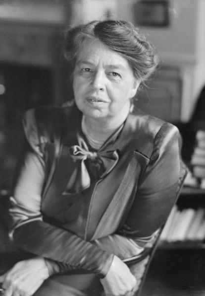 Eleanor Roosevelt. Muito se escreveu sobre se a primeira-dama dos Estados Unidos (que era casada com Franklin Roosevelt) teve uma relação com a jornalista Lorena Hickok. Segundo o livro Eleanor and Hick, que analisa a relação entre ambas, a jornalista foi enviada à Casa Branca para escrever sobre a primeira-dama e acabaram se apaixonando. Hickok deixou seu emprego na Associated Press e acabou fazendo parte da equipe de Harry Hopkins, responsável pelo desenvolvimento dos programas do New Deal. No livro, Susan Quinn diz que tanto a primeira-dama quanto a jornalista agiam “como um casal, de dia e de noite".