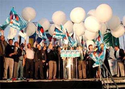 Participantes en la manifestación a favor de la construcción de un hospital en Parla, al finalizar la marcha.