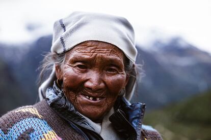 A pesar de las adversidades, los residentes de los Himalayas viven y trabajan duramente en las montañas. En la imagen, una mujer de sherpa camina por un sendero de Namche Bazar (Nepal).