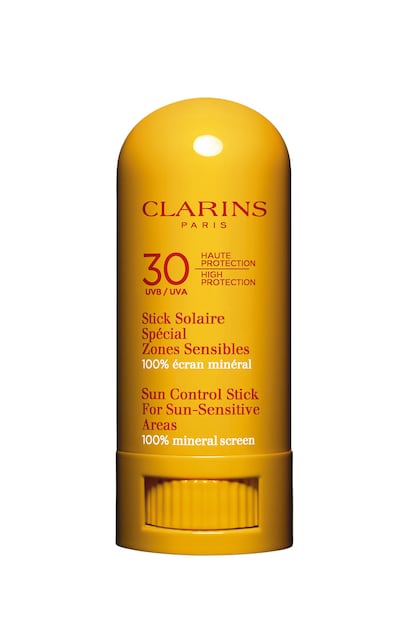 FÍSICO. Stick Solaire Spécial Zones Sensibles UVA/UVB 30 de Clarins. Esta barra para zonas sensibles del rostro (labios, orejas, nariz...) está formulada con una pantalla 100% mineral de amplio espectro de acción. Es además de alta tolerancia para las pieles sensibles. Cuesta 19,75 euros.