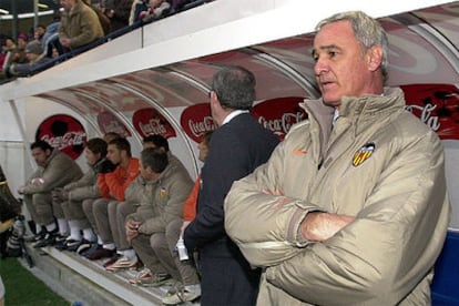 Claudio Ranieri, junto al banquillo de su equipo, momentos antes de comenzar el partido de El Sadar.