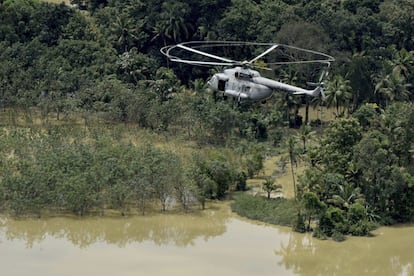 Un helicóptero de rescate sobrevuela un área inundada en Chengannur, al sur de Kerala, el 19 de agosto de 2018.
