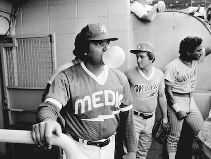 Fernando Valenzuela el número 34 de Los Angeles Dodgers espera en el banquillo como miembro del equipo de medios durante el juego de las estrellas de Hollywood Dodger Stadium.