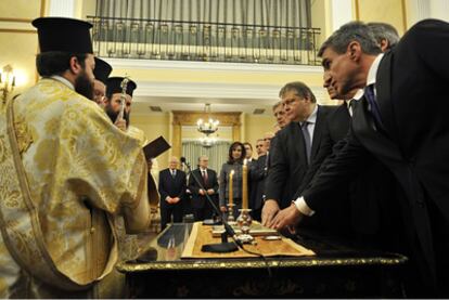 Los miembros del nuevo Gobierno griego presidido por Lukas Papademos juran sus cargos ante autoridades religiosas ortodoxas.