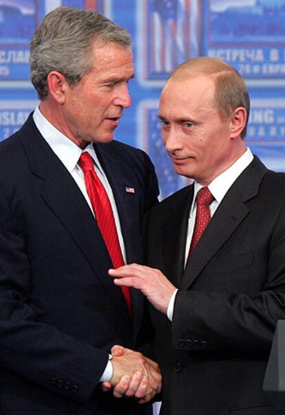 George W. Bush (izquierda) y Vladímir Putin, ayer en Bratislava.