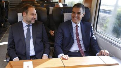 El presidente en funciones, Pedro Sánchez, acompañado por el ministro de Fomento José Luis Ábalos, durante el viaje inaugural del AVE Madrid-Antequera-Granada.