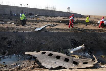 Um avião ucraniano caiu na madrugada de quarta-feira perto do Aeroporto Internacional Imam Khomeini, a 30 quilômetros ao sul da capital do Irã. Na imagem, destroços da aeronave.