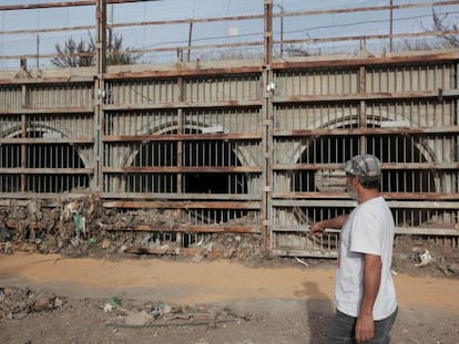 Un trabajador palestino se&ntilde;ala el desag&uuml;e que algunos ciudadanos usan para cruzar a Israel.