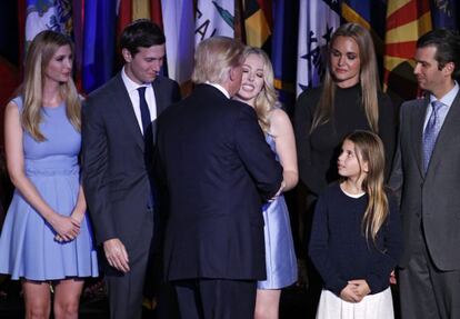 El presidente electo, Donald Trump (c-izq), besa a su hija Tiffany (c-dcha) mientras se presenta ante sus simpatizantes durante la fiesta electoral organizada en el New York Hilton Midtown de Nueva York (Estados Unidos).