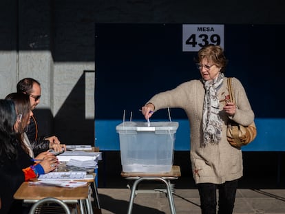 Ciudadanos acuden a votar en una nueva elección por los candidatos constituyentes en el Estadio Nacional, Santiago, Chile.