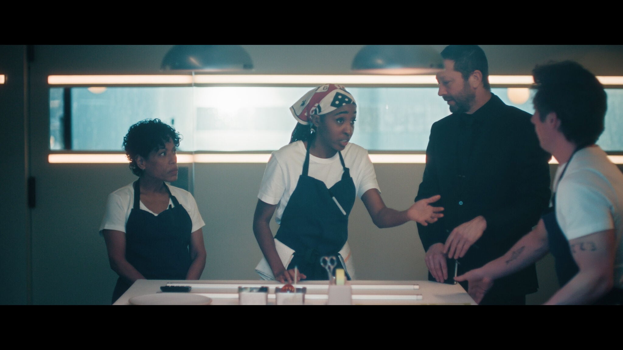 Liza Colón-Zayas, Ayo Edebiri, Ebon Moss-Bachrach y Jeremy Allen White, en la quinta temporada de 'The Bear'.