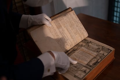 Un hombre consulta una enciclopedia.