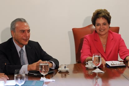 Dilma Rousseff, junto al vicepresidente Michel Temer, en su primera reunión con sus ministros.