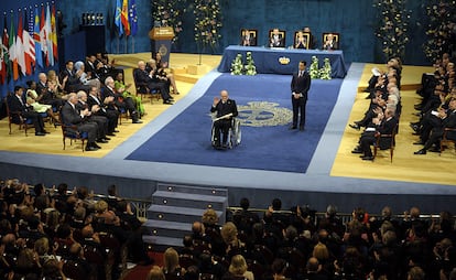 El humorista gráfico Joaquín Salvador Lavado Tejón "Quino", recibe los aplausos del público asistente a la entrega de los Premios Príncipe de Asturias 2014.