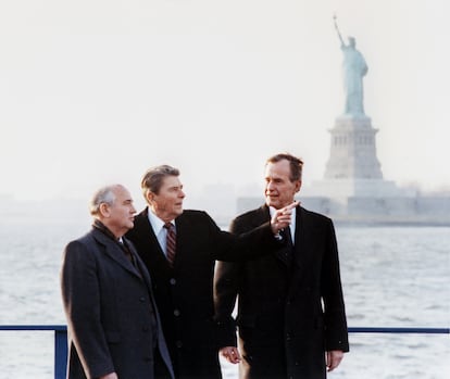 Mijaíl Gorbachov, Ronald Reagan y George Bush, durante una visita en 1985 del entonces mandatario soviético a Nueva York.  “Me apuesto a que los halcones en mi país y en el suyo se retorcerán cuando nos vean darnos la mano”, le dijo Reagan el 23 de noviembre de 1985, antes de una reunión que arrancó con un gran apretón de manos y el cabeceo en señal de asentimiento del soviético. Un gesto en las antípodas de la polarización que alientan ahora los epígonos de Reagan y Bush.