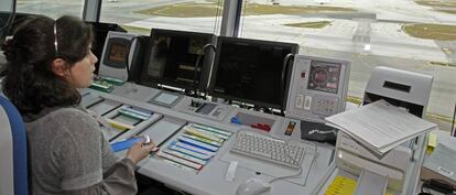 Una controladora en el aeropuerto de Madrid-Barajas Adolfo Suárez.