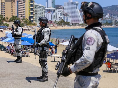 Elementos de la Guardia Nacional en una playa de Acapulco (Estado de Guerrero), el 27 de marzo.