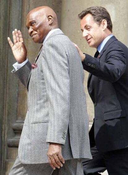 Nicolas Sarkozy, ayer con el presidente de Senegal, Abdoulaye Wade.