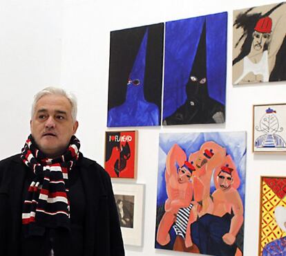 Rafael Agredano, junto a varias de sus obras.
