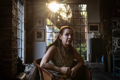 Aurelia Álvarez Urbajtel,  hija del fotógrafo mexicano Manuel Álvarez Bravo, durante un recorrido en la Casa MAB.