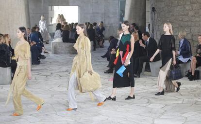 Desfile en Paris de la firma Loewe primavera/verano 2015.