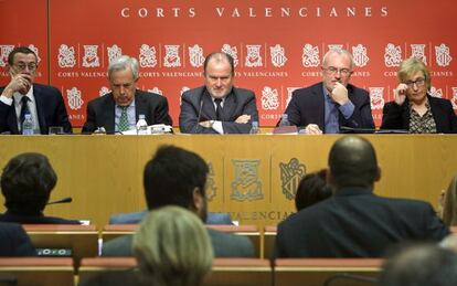 Antonio Montiel, segundo por la derecha, durante su comparecencia en las Cortes Valencianas.