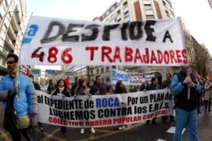 Los trabajadores de Roca de la localidad madrileña de Alcalá de Henares durante la protesta que llevaron a cabo el pasado día 12 contra el Expediente de Regulación de Empleo (ERE) anunciado por la firma española de sanitarios. EFE/Archivo