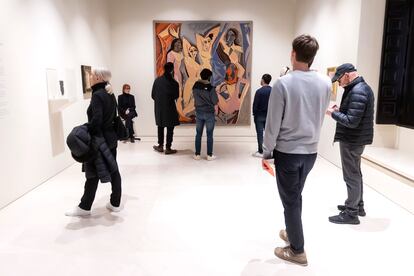 Varios visitantes observan las obras de una de las salas del Museo Picasso Málaga en diciembre de 2022.