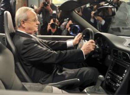 El presidente de Porsche, Martin Winterkorn, posa subido en un deportivo antes de asistir a la rueda de prensa en la que se anunció el balance de la compañía, en Stuttgart (Alemania). EFE/Archivo