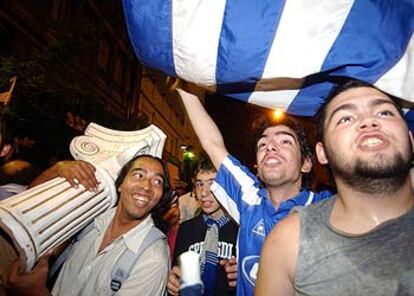 Jóvenes griegos expresan su alegría en la plaza Omonia, de Atenas.
