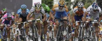 Cavendish, a la izquierda, se impone al sprint al estadounidense Farrar, a Óscar Freire y al bielorruso Hutarovich