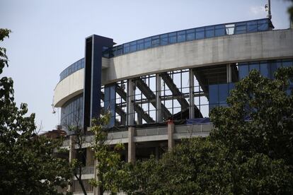 El Atlético de Madrid ha vendido los terrenos que aún ocupa su antiguo estadio Vicente Calderón a Azora y CBRE, que los destinarán a levantar dos torres, de trece plantas cada una, que albergarán un total de 340 viviendas de lujo, según informaron estas empresas.