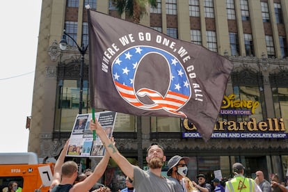 Manifestantes exibem bandeira da teoria da conspiração QAnon, em um protesto em 22 de agosto em Los Angeles.