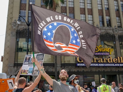 Manifestantes exibem bandeira da teoria da conspiração QAnon, em um protesto em 22 de agosto em Los Angeles.