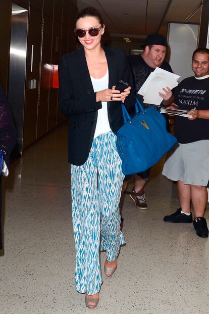 Pantalón de pijama

	Miranda Kerr siempre sabe encontrar la prenda adecuada para cada momento. Y, para su look de aeropuerto, eligió este pantalón de seda de Joie Aryn que, si bien tiene el estampado y las anchuras del pijama, tiene un estio mucho más chic que otros que hay en el mercado.