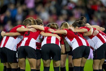 Las jugadoras del Athletic hacen corro en el partido de Copa que batió el récord de espectadores.