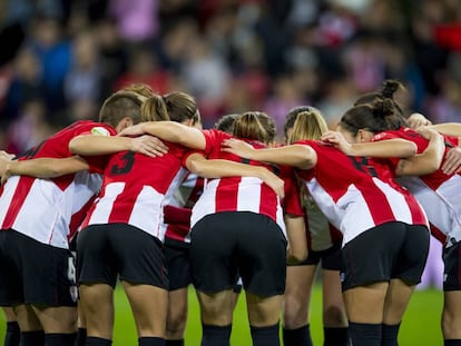 Las jugadoras del Athletic hacen corro en el partido de Copa que batió el récord de espectadores.