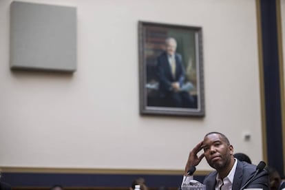 El escritor Ta-Nehisi Coates testifica en una sesión judicial sobre la esclavitud en, 2019, en Washington.