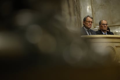 Los expresidentes de la Generalitat de Cataluña Arthur Mas (a la izquierda) y Quim Torra, durante el debate del pleno de investidura.