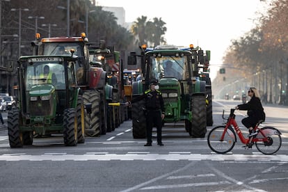 Agricultores circulan por la avenida de la Diagonal de Barcelona, este miércoles. 