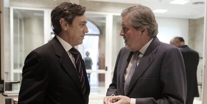 Rafael Hernando e Íñigo Méndez de Vigo este martes en el Congreso.