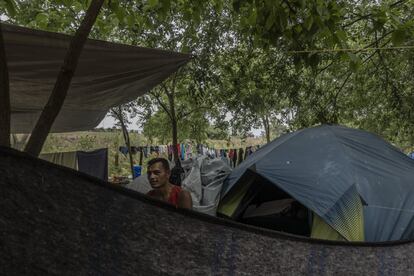 Nuhum Euceda es un salvadoreño que llegó hace siete meses a Matamoros, en Tamaulipas, con su familia. El hombre perdió su trabajo como cargador en una empacadora por la emergencia de la covid-19 y decidió migrar.