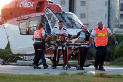 Un soldado israelí es trasladado en helicóptero al hospital de Petah Tikva, este viernes.